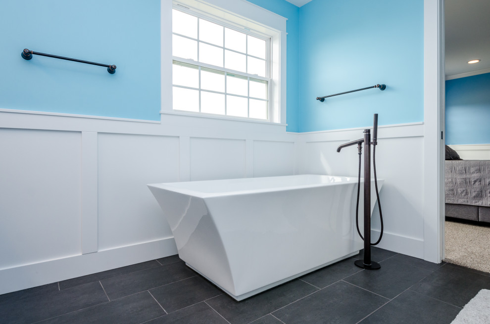 Klassisk inredning av ett stort flerfärgad flerfärgat en-suite badrum, med skåp i shakerstil, vita skåp, ett fristående badkar, en dusch i en alkov, blå väggar, klinkergolv i porslin, ett undermonterad handfat, marmorbänkskiva, grått golv och dusch med gångjärnsdörr