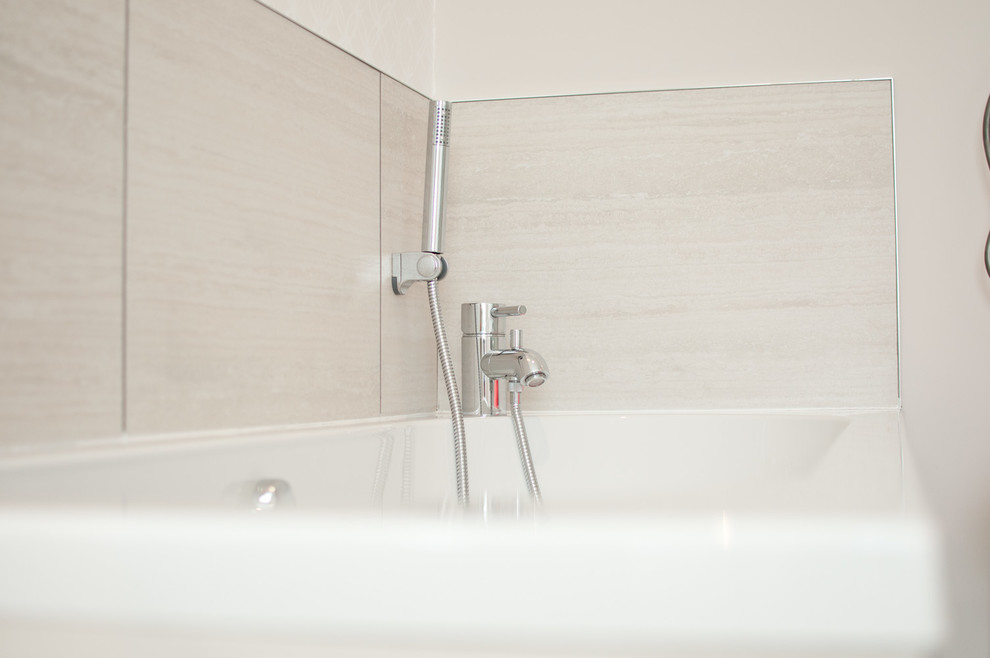 Esempio di una grande stanza da bagno padronale design con ante in legno scuro, vasca freestanding, doccia aperta, WC sospeso, piastrelle beige e pavimento in gres porcellanato