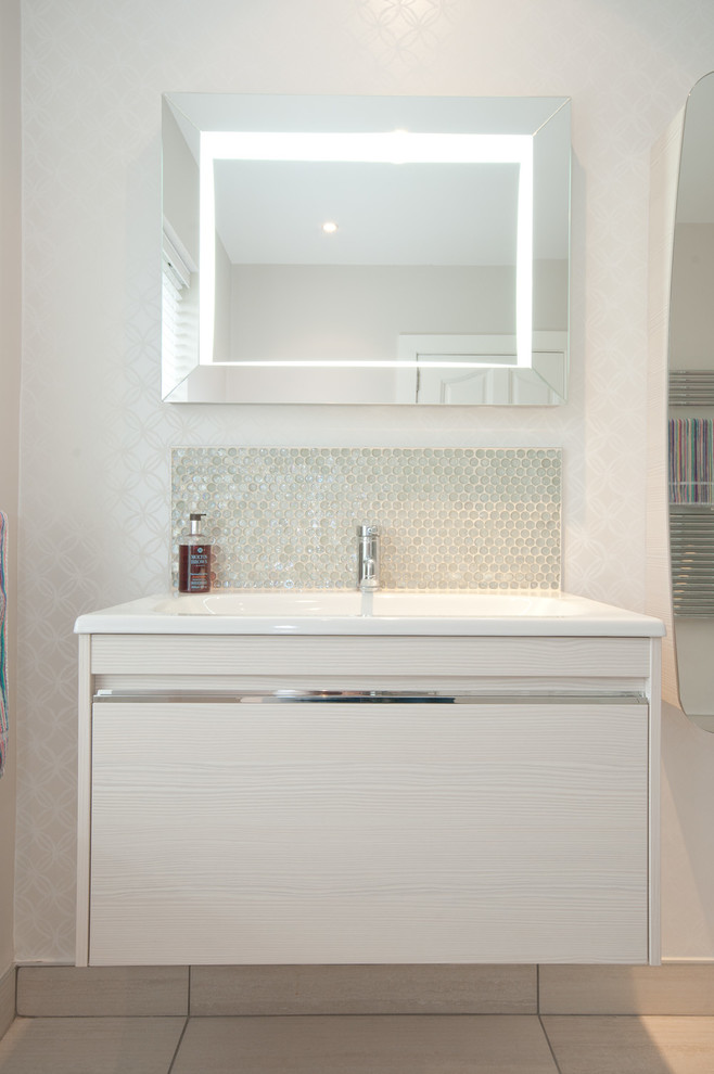 Großes Modernes Badezimmer En Suite mit hellbraunen Holzschränken, freistehender Badewanne, offener Dusche, Wandtoilette, beigen Fliesen und Porzellan-Bodenfliesen in Belfast