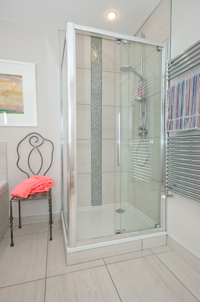 Großes Modernes Badezimmer En Suite mit hellbraunen Holzschränken, freistehender Badewanne, offener Dusche, Wandtoilette, beigen Fliesen und Porzellan-Bodenfliesen in Belfast