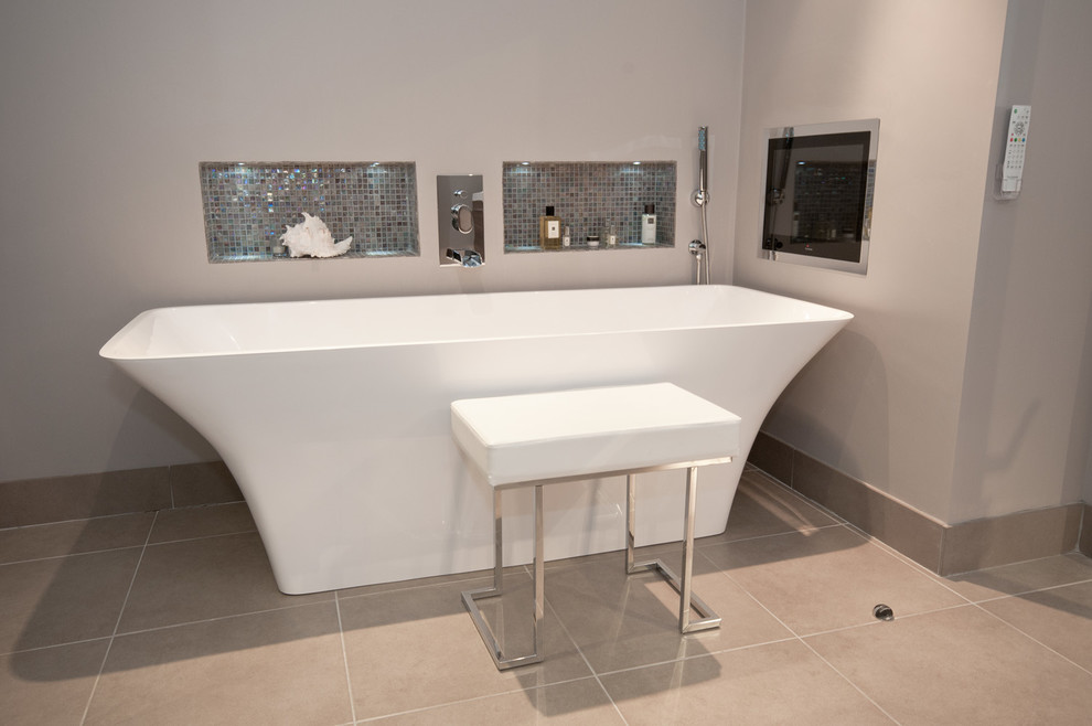 Modern inredning av ett stort en-suite badrum, med skåp i mellenmörkt trä, ett fristående badkar, en öppen dusch, en vägghängd toalettstol, beige kakel och klinkergolv i porslin