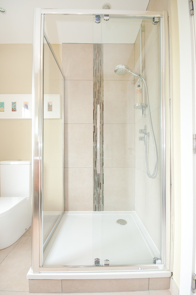 Esempio di una grande stanza da bagno padronale design con ante in legno scuro, vasca freestanding, doccia aperta, WC sospeso, piastrelle beige e pavimento in gres porcellanato