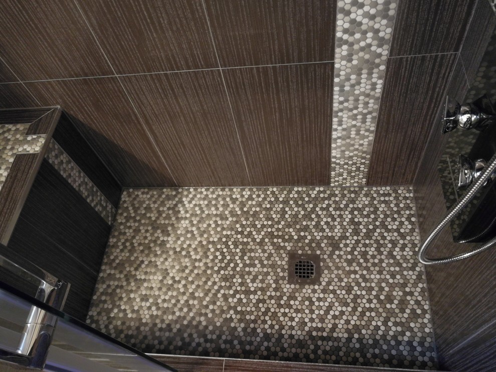 トロントにある高級な中くらいなトランジショナルスタイルのおしゃれなバスルーム (浴槽なし) (フラットパネル扉のキャビネット、白いキャビネット、アルコーブ型シャワー、分離型トイレ、モノトーンのタイル、モザイクタイル、ベージュの壁、ラミネートの床、アンダーカウンター洗面器、珪岩の洗面台、黒い床、開き戸のシャワー、ベージュのカウンター) の写真