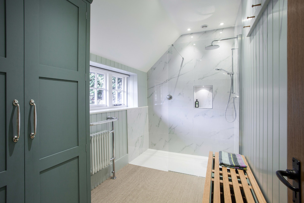 Пример оригинального дизайна: ванная комната среднего размера в стиле кантри с открытым душем, белой плиткой, мраморной плиткой, серыми стенами, полом из винила, душевой кабиной, бежевым полом, открытым душем, фасадами в стиле шейкер и зелеными фасадами