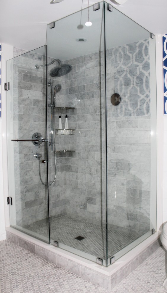 Ejemplo de cuarto de baño principal tradicional de tamaño medio con puertas de armario blancas, ducha esquinera, baldosas y/o azulejos blancos, baldosas y/o azulejos de piedra, suelo de mármol y encimera de cuarcita