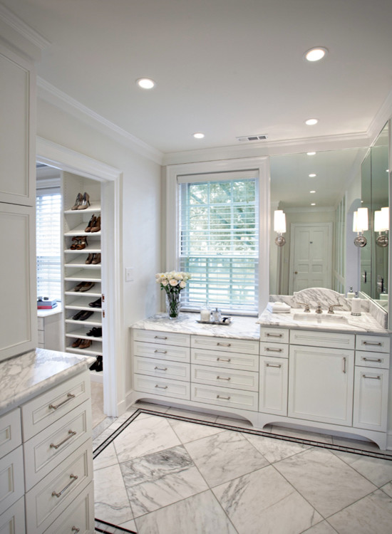 Foto på ett stort vintage en-suite badrum, med ett undermonterad handfat, luckor med profilerade fronter, vita skåp, marmorbänkskiva, ett platsbyggt badkar, en dubbeldusch, en toalettstol med separat cisternkåpa, vita väggar och marmorgolv