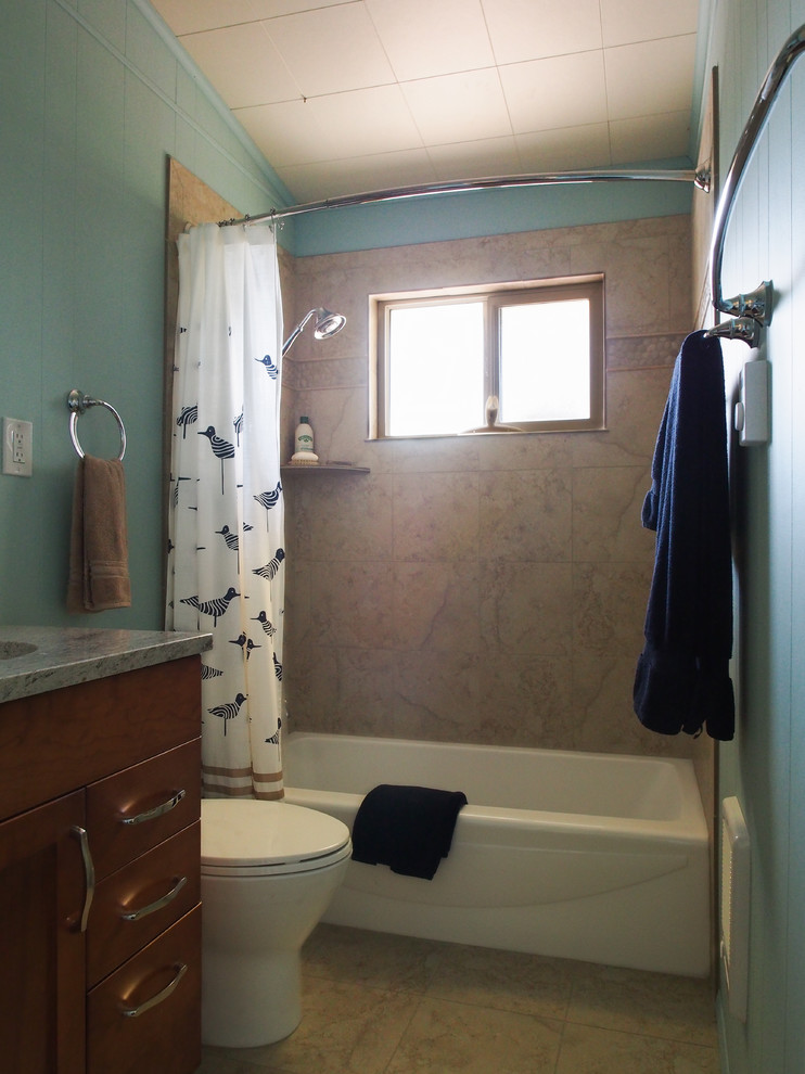 Пример оригинального дизайна: маленькая ванная комната: освещение в стиле неоклассика (современная классика) с врезной раковиной, фасадами с утопленной филенкой, фасадами цвета дерева среднего тона, столешницей из гранита, ванной в нише, душем над ванной, раздельным унитазом, бежевой плиткой, синими стенами, полом из керамогранита, душевой кабиной, бежевым полом, шторкой для ванной, разноцветной столешницей, тумбой под одну раковину и встроенной тумбой для на участке и в саду