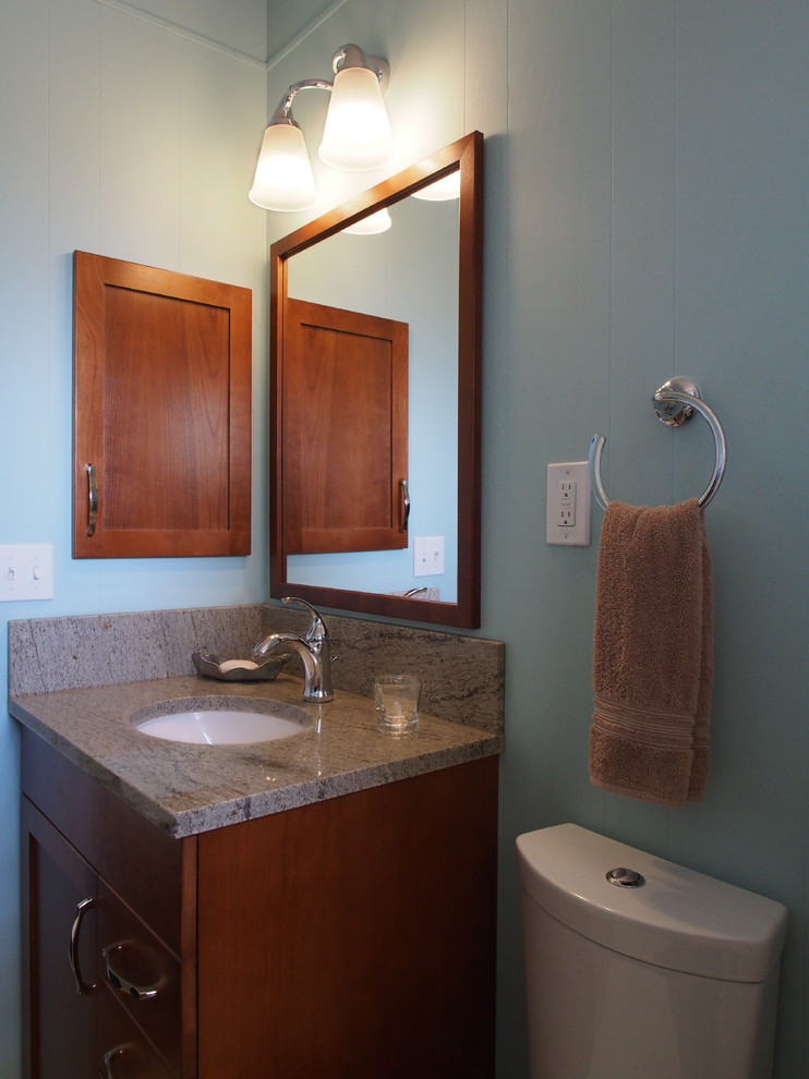 Inredning av ett klassiskt litet flerfärgad flerfärgat badrum med dusch, med ett undermonterad handfat, luckor med infälld panel, skåp i mellenmörkt trä, granitbänkskiva, ett badkar i en alkov, en dusch/badkar-kombination, en toalettstol med separat cisternkåpa, beige kakel, blå väggar, klinkergolv i porslin, beiget golv och dusch med duschdraperi