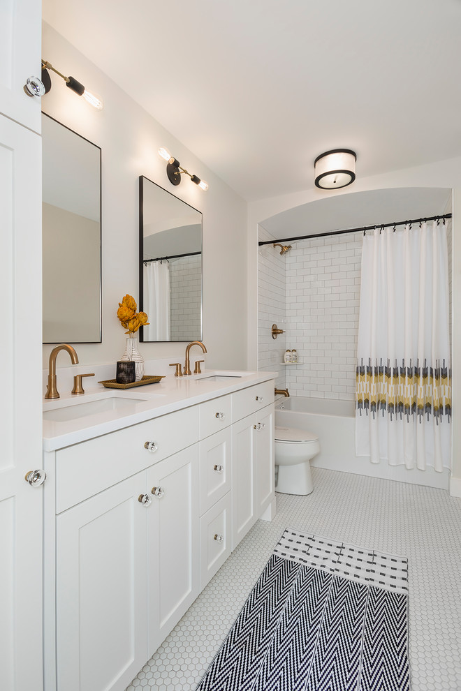 Стильный дизайн: детская ванная комната среднего размера в стиле неоклассика (современная классика) с фасадами в стиле шейкер, белыми фасадами, ванной в нише, душем над ванной, белой плиткой, плиткой кабанчик, белыми стенами, полом из мозаичной плитки, врезной раковиной, столешницей из искусственного кварца, белым полом и шторкой для ванной - последний тренд