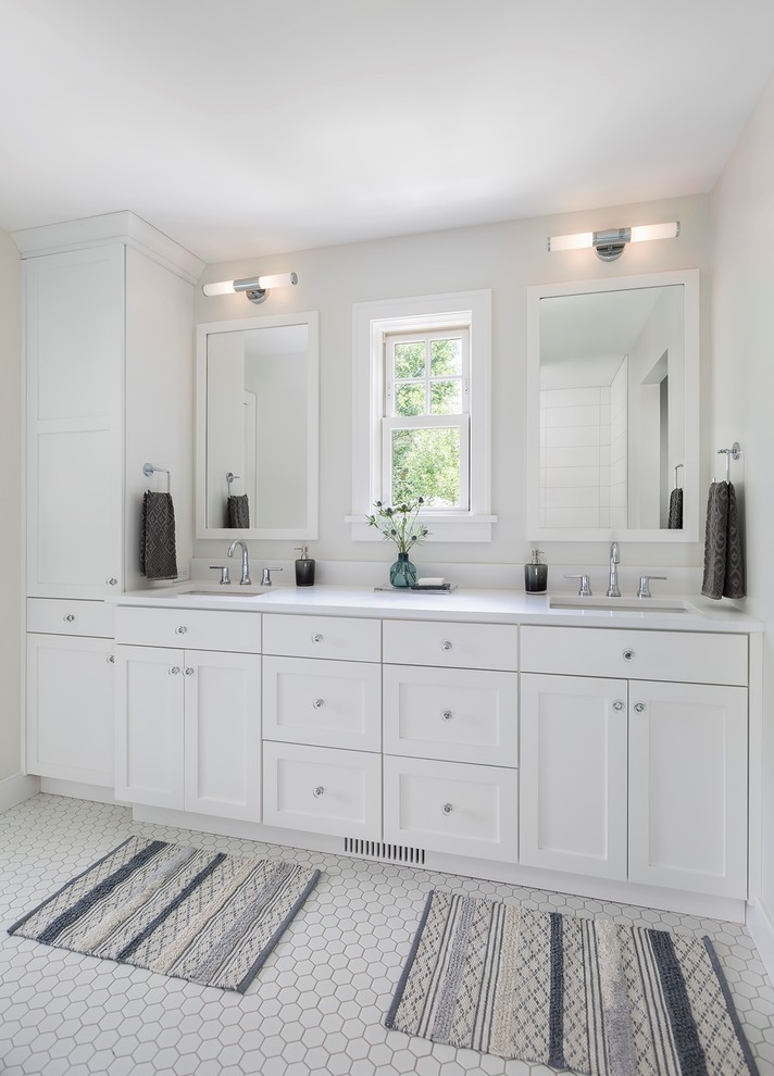Foto på ett mellanstort vintage en-suite badrum, med skåp i shakerstil, vita skåp, en öppen dusch, vita väggar, mosaikgolv, ett undermonterad handfat, bänkskiva i kvarts, vitt golv och med dusch som är öppen