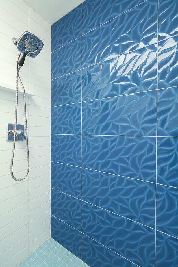 Réalisation d'une petite salle d'eau minimaliste avec une douche d'angle, un carrelage bleu, des carreaux de porcelaine, un mur blanc, un sol en carrelage de céramique, un sol bleu et aucune cabine.