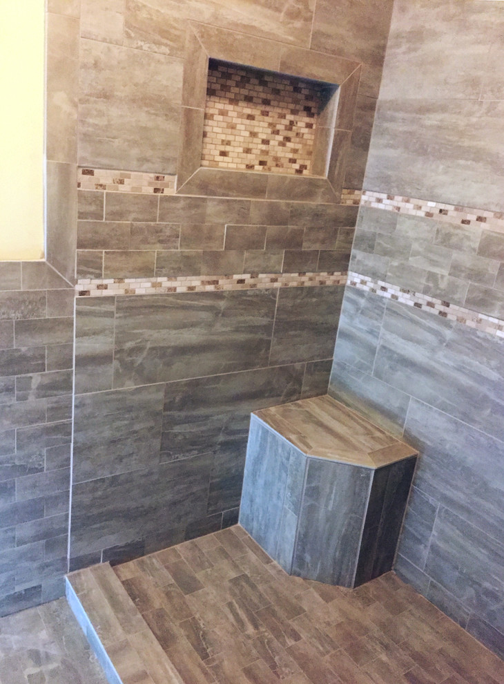 Esempio di una stanza da bagno con doccia design di medie dimensioni con zona vasca/doccia separata, piastrelle grigie, piastrelle in ceramica, pareti gialle, pavimento con piastrelle in ceramica, pavimento grigio e porta doccia scorrevole