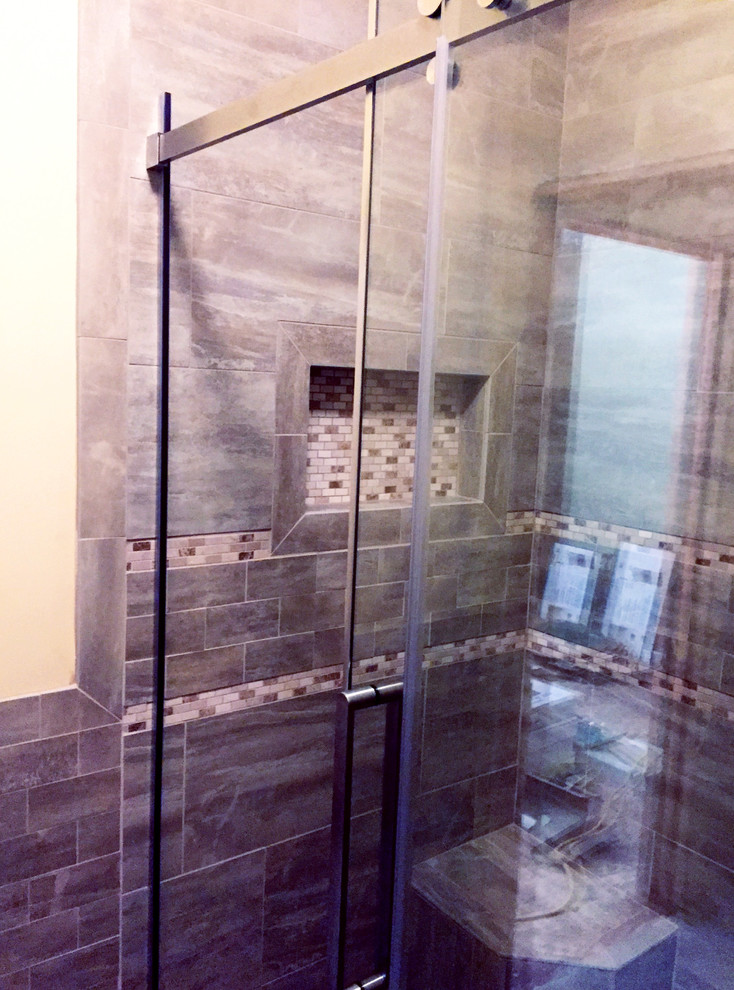 Mittelgroßes Modernes Duschbad mit Nasszelle, grauen Fliesen, Keramikfliesen, gelber Wandfarbe, Keramikboden, grauem Boden und Schiebetür-Duschabtrennung in Indianapolis