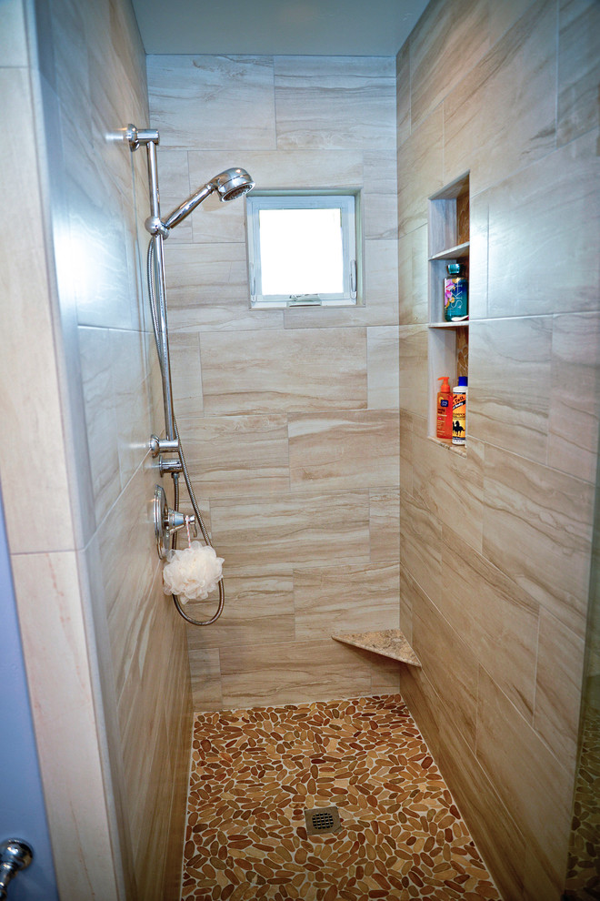 Klassisk inredning av ett mellanstort badrum med dusch, med ett integrerad handfat, vita skåp, en toalettstol med hel cisternkåpa, beige kakel och blå väggar