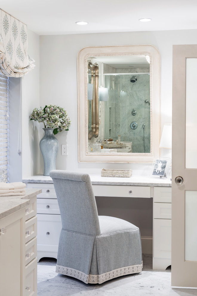 Idéer för ett stort modernt en-suite badrum, med luckor med infälld panel, vita skåp, en dusch i en alkov, vit kakel, stenkakel, vita väggar, klinkergolv i porslin och marmorbänkskiva