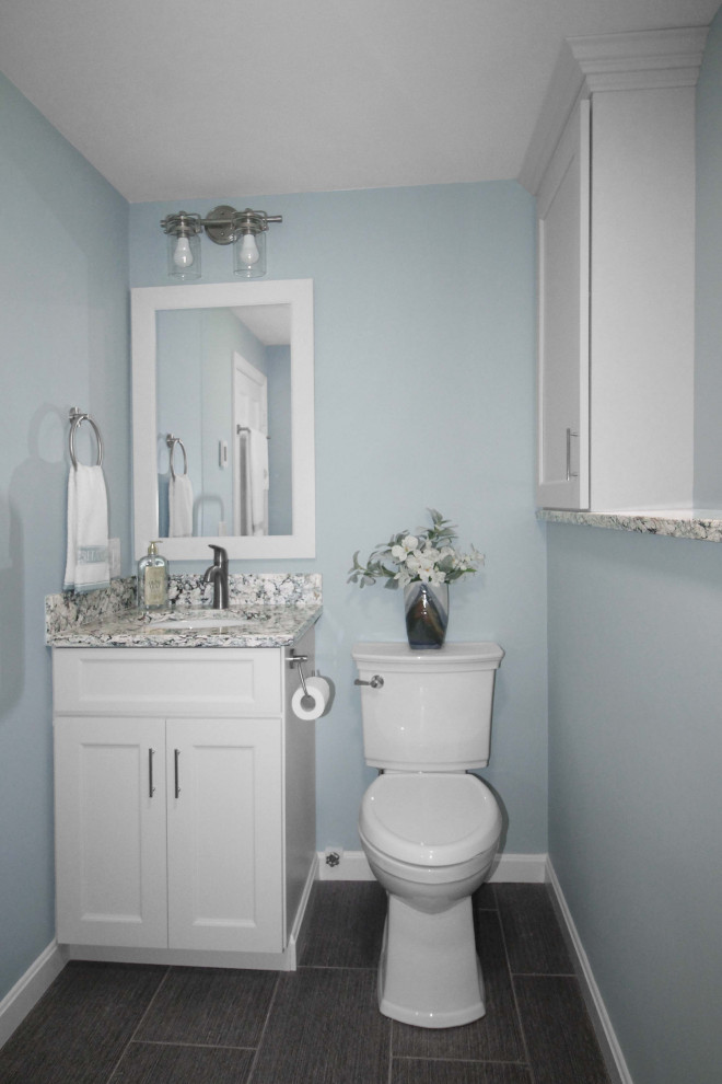 Идея дизайна: маленькая ванная комната в стиле неоклассика (современная классика) с фасадами в стиле шейкер, белыми фасадами, душем в нише, раздельным унитазом, белой плиткой, керамогранитной плиткой, синими стенами, полом из керамогранита, душевой кабиной, врезной раковиной, столешницей из искусственного кварца, черным полом, душем с распашными дверями и разноцветной столешницей для на участке и в саду