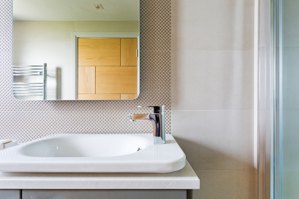 Стильный дизайн: главная ванная комната среднего размера в современном стиле с плоскими фасадами, угловым душем, унитазом-моноблоком, белой плиткой, керамогранитной плиткой, белыми стенами, полом из керамогранита и подвесной раковиной - последний тренд
