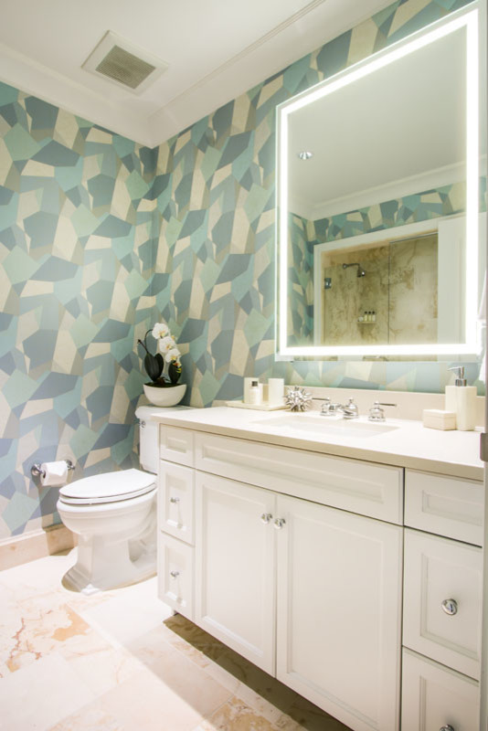 Immagine di una stanza da bagno chic di medie dimensioni con ante con bugna sagomata, ante bianche, piastrelle beige, pareti multicolore, lavabo sottopiano e top in quarzo composito