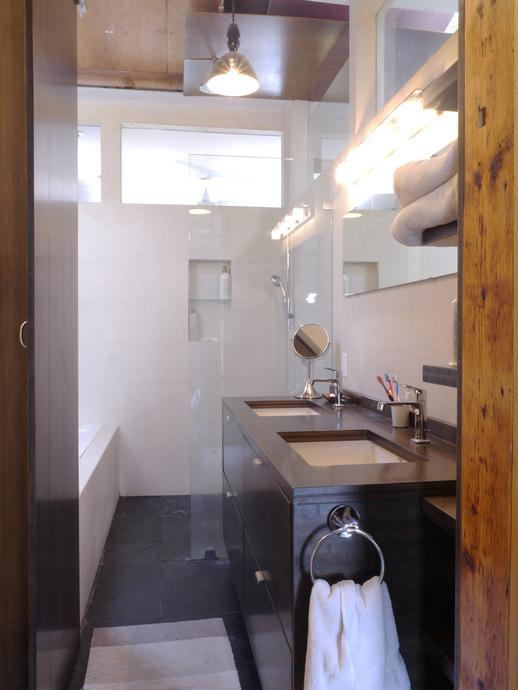 Idées déco pour une salle de bain principale contemporaine de taille moyenne avec un lavabo encastré, un placard à porte plane, des portes de placard noires, un plan de toilette en onyx, un combiné douche/baignoire, WC à poser, un carrelage blanc, mosaïque, un mur blanc et un sol en ardoise.