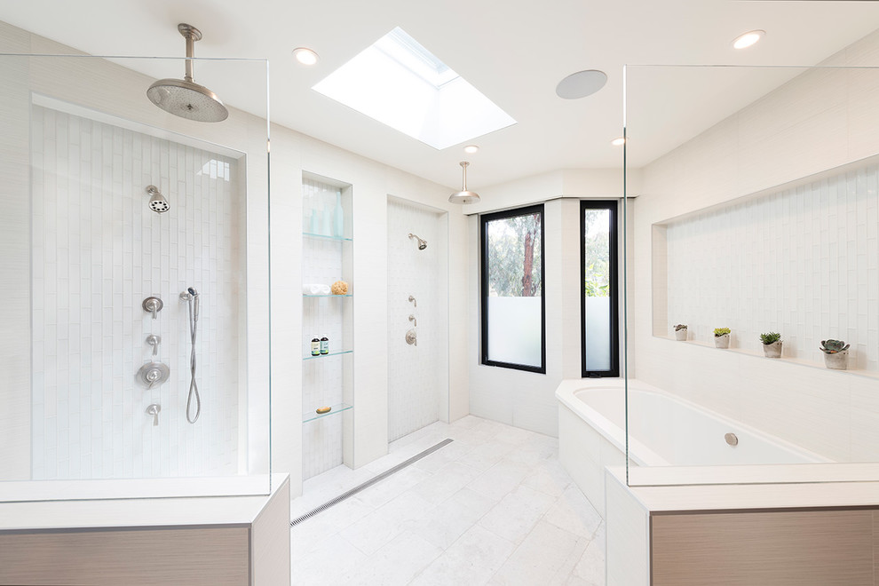 Idéer för funkis en-suite badrum, med öppna hyllor, ett undermonterat badkar, en dubbeldusch, vit kakel, glaskakel, beige väggar, vitt golv och med dusch som är öppen