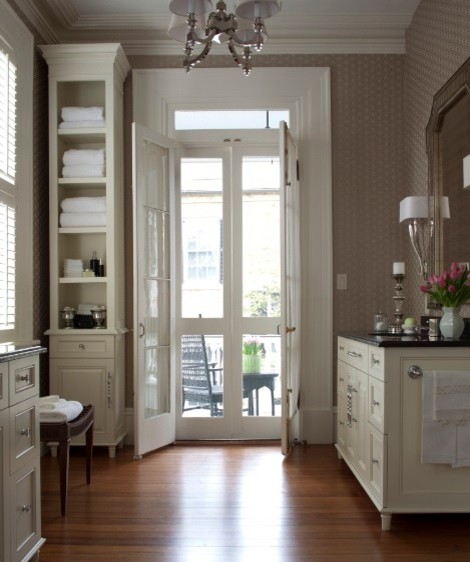 Geräumiges Klassisches Badezimmer En Suite mit Unterbauwaschbecken, profilierten Schrankfronten, weißen Schränken, grauer Wandfarbe und braunem Holzboden in Charleston