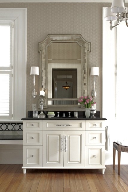 Inspiration för ett mycket stort vintage en-suite badrum, med ett undermonterad handfat, luckor med upphöjd panel, vita skåp, ett platsbyggt badkar, vit kakel, stenkakel, grå väggar och mellanmörkt trägolv