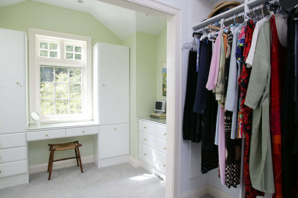 Example of a classic closet design in Boston