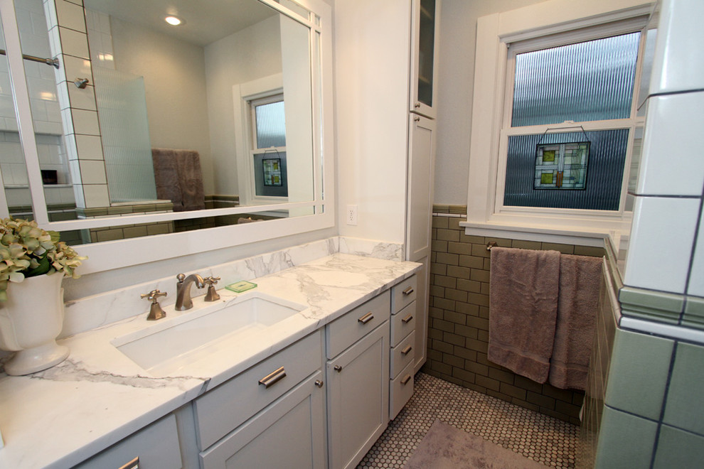 Foto på ett litet funkis en-suite badrum, med mosaik, ett undermonterad handfat, släta luckor, vita skåp, marmorbänkskiva, en hörndusch, grön kakel, vita väggar och mosaikgolv