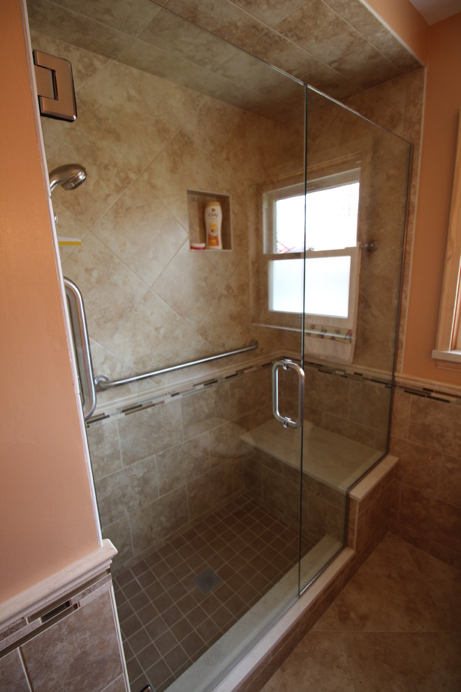 Inspiration för mellanstora klassiska en-suite badrum, med ett integrerad handfat, luckor med upphöjd panel, skåp i mellenmörkt trä, bänkskiva i akrylsten, en dusch i en alkov, en toalettstol med separat cisternkåpa, flerfärgad kakel, keramikplattor, orange väggar och klinkergolv i keramik