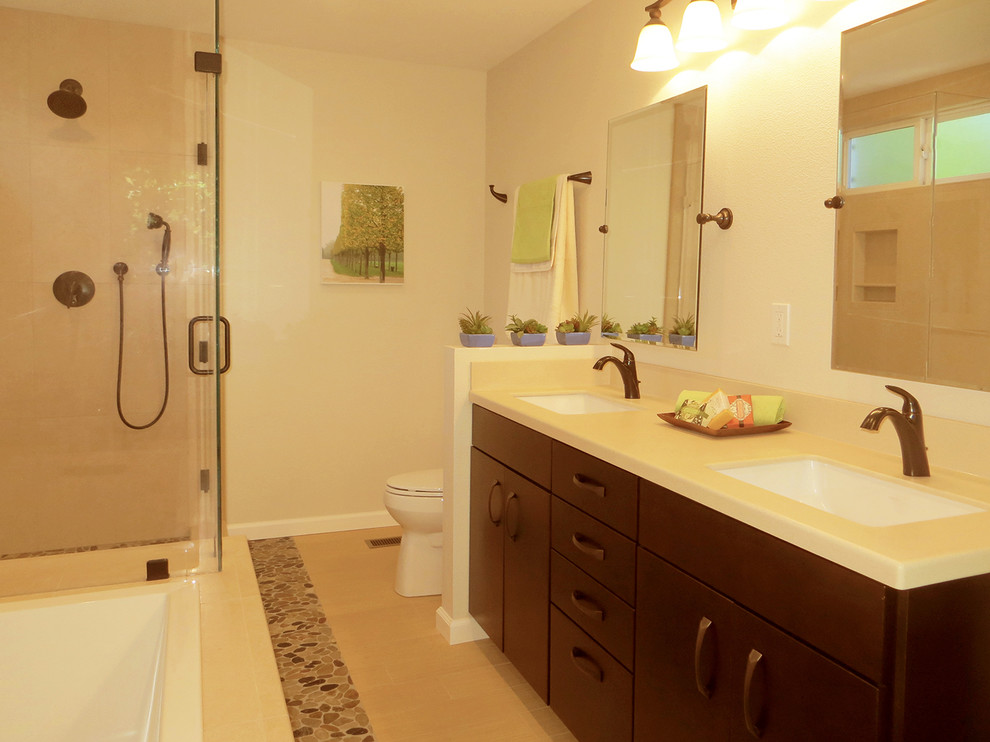 Inredning av ett modernt stort en-suite badrum, med släta luckor, skåp i mörkt trä, ett platsbyggt badkar, beige kakel, porslinskakel, beige väggar, klinkergolv i småsten och bänkskiva i kvarts