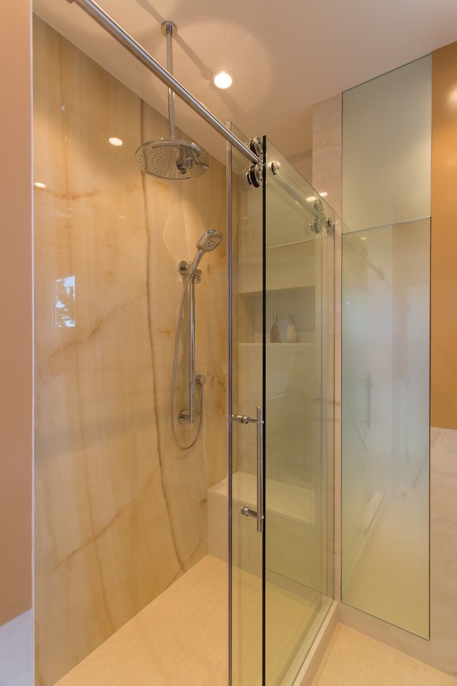 Idee per una stanza da bagno con doccia moderna di medie dimensioni con doccia aperta, piastrelle in gres porcellanato, pareti arancioni, porta doccia scorrevole e pavimento in gres porcellanato