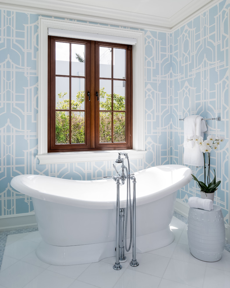 Idéer för ett klassiskt badrum med dusch, med ett fristående badkar, blå väggar och vitt golv