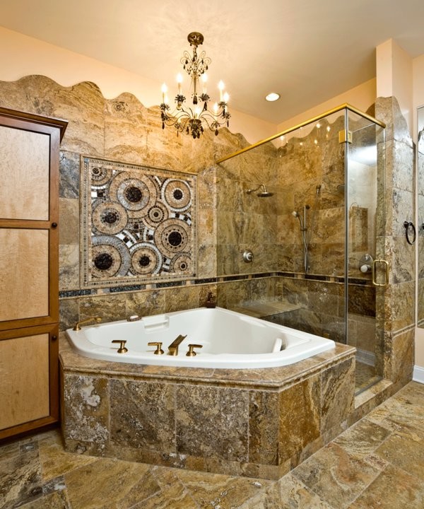 Klassisk inredning av ett mellanstort en-suite badrum, med ett platsbyggt badkar, en hörndusch, brun kakel, stenkakel, beige väggar och travertin golv