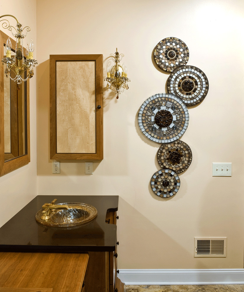 Bild på ett mellanstort eklektiskt badrum, med flerfärgad kakel, mosaik, beige väggar, travertin golv och bänkskiva i akrylsten
