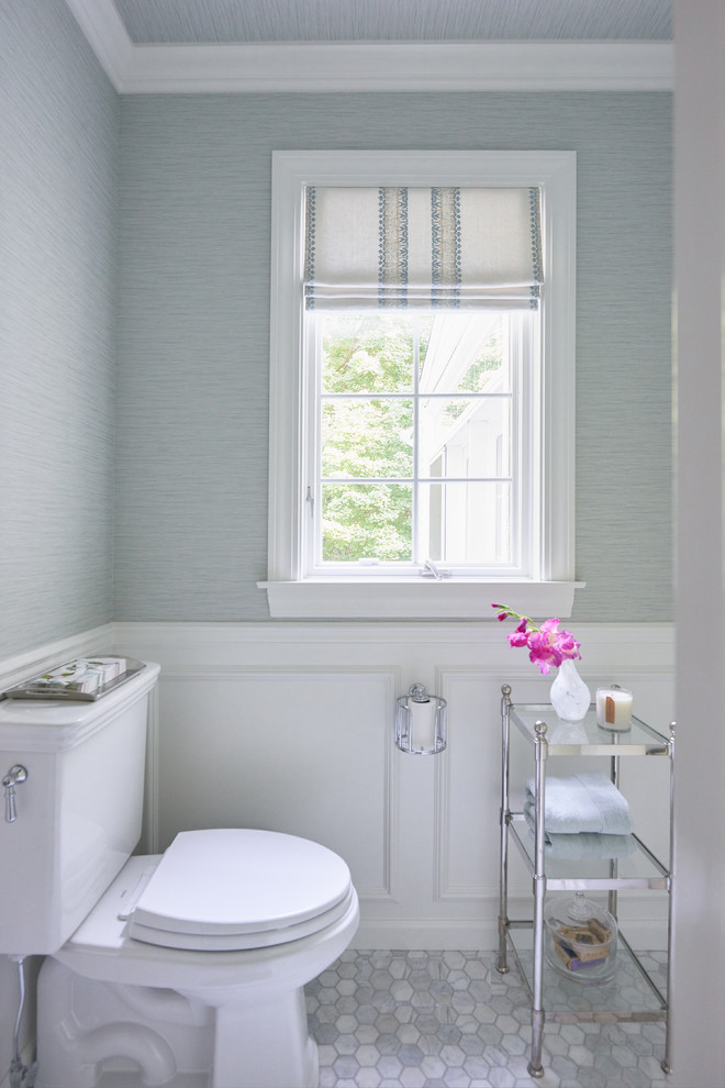 На фото: главная ванная комната в стиле неоклассика (современная классика) с синими стенами, мраморным полом, серым полом и обоями на стенах