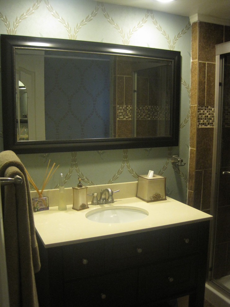 Свежая идея для дизайна: ванная комната в стиле неоклассика (современная классика) с накладной раковиной, ванной в нише, душем в нише и унитазом-моноблоком - отличное фото интерьера