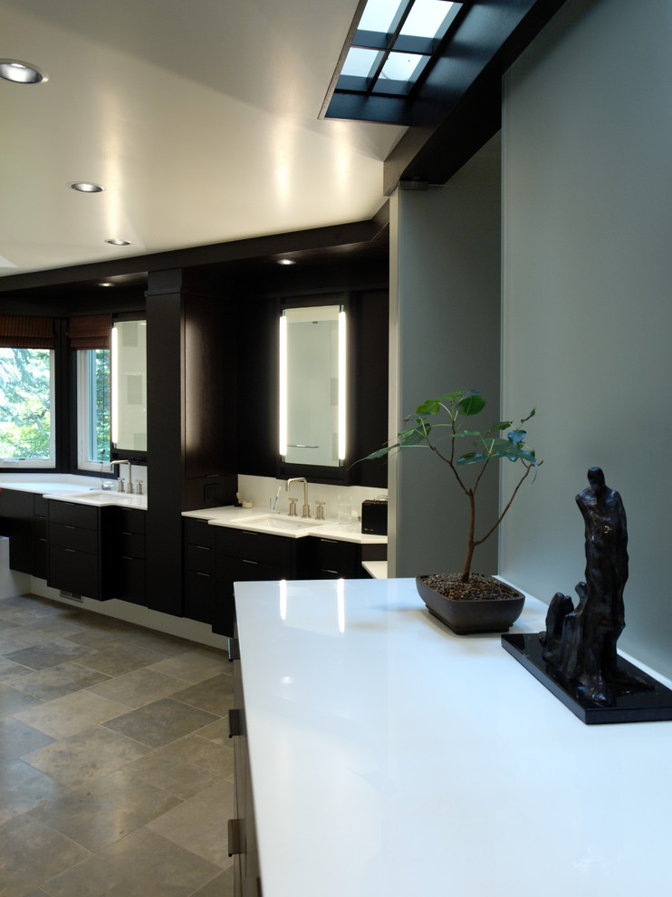 Свежая идея для дизайна: большая главная ванная комната в современном стиле с плоскими фасадами, коричневыми фасадами, отдельно стоящей ванной, раздельным унитазом, стеклянной плиткой, белыми стенами, полом из известняка, врезной раковиной и мраморной столешницей - отличное фото интерьера