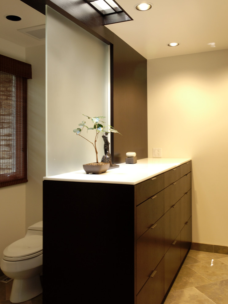 Exempel på ett mellanstort modernt badrum med dusch, med släta luckor, svarta skåp, en toalettstol med separat cisternkåpa, beige kakel, vita väggar, travertin golv och bänkskiva i kvarts