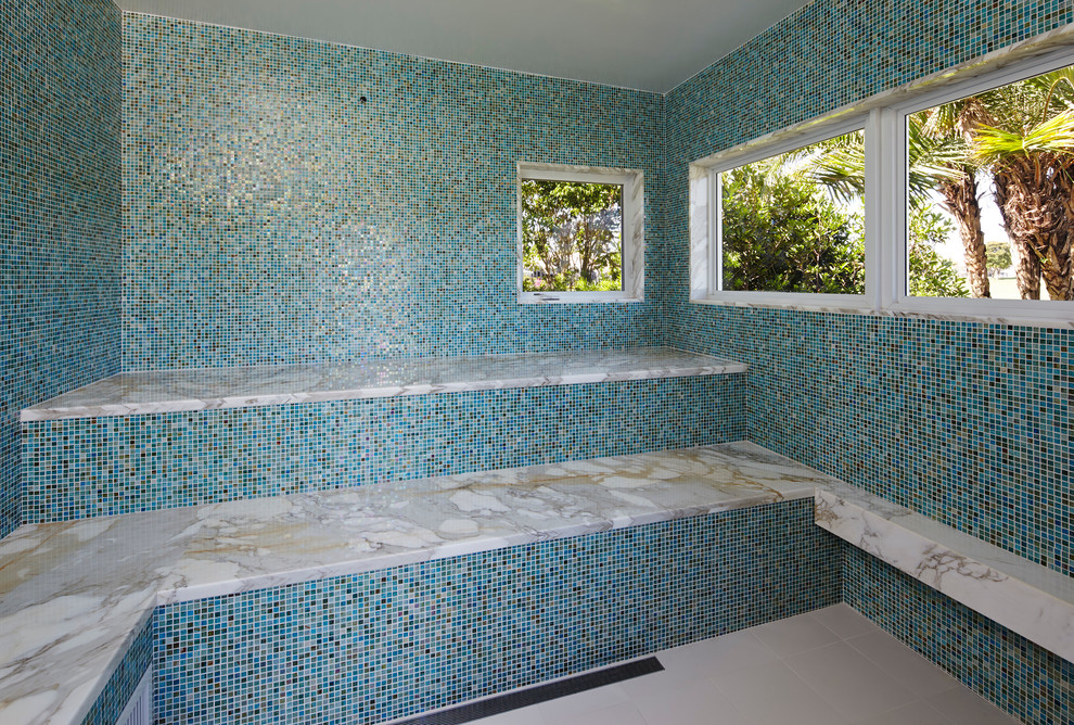 На фото: огромная баня и сауна в современном стиле с столешницей из гранита, синей плиткой, стеклянной плиткой и синими стенами