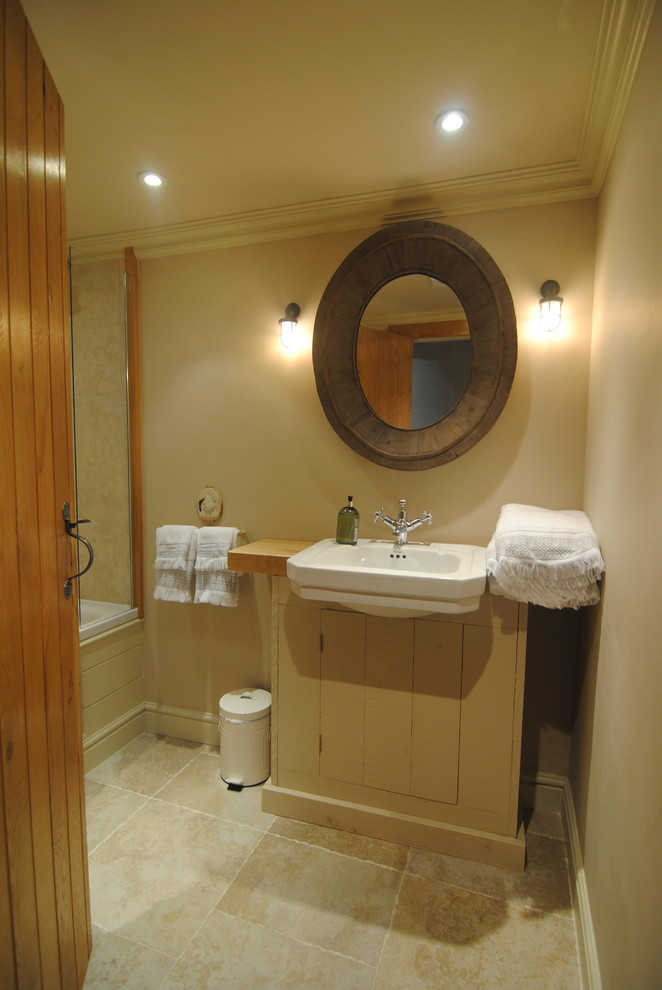 Esempio di una piccola stanza da bagno per bambini bohémian con pareti beige, pavimento in gres porcellanato, lavabo da incasso e pavimento beige