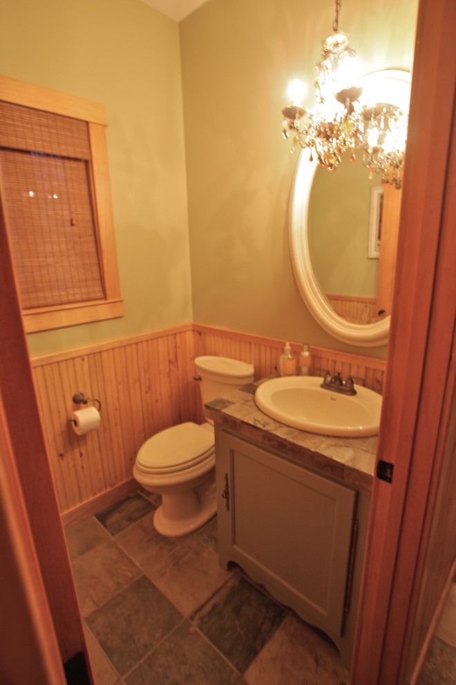 Immagine di una piccola stanza da bagno con doccia stile rurale con ante in stile shaker, WC a due pezzi, pareti verdi, pavimento in ardesia e lavabo sottopiano