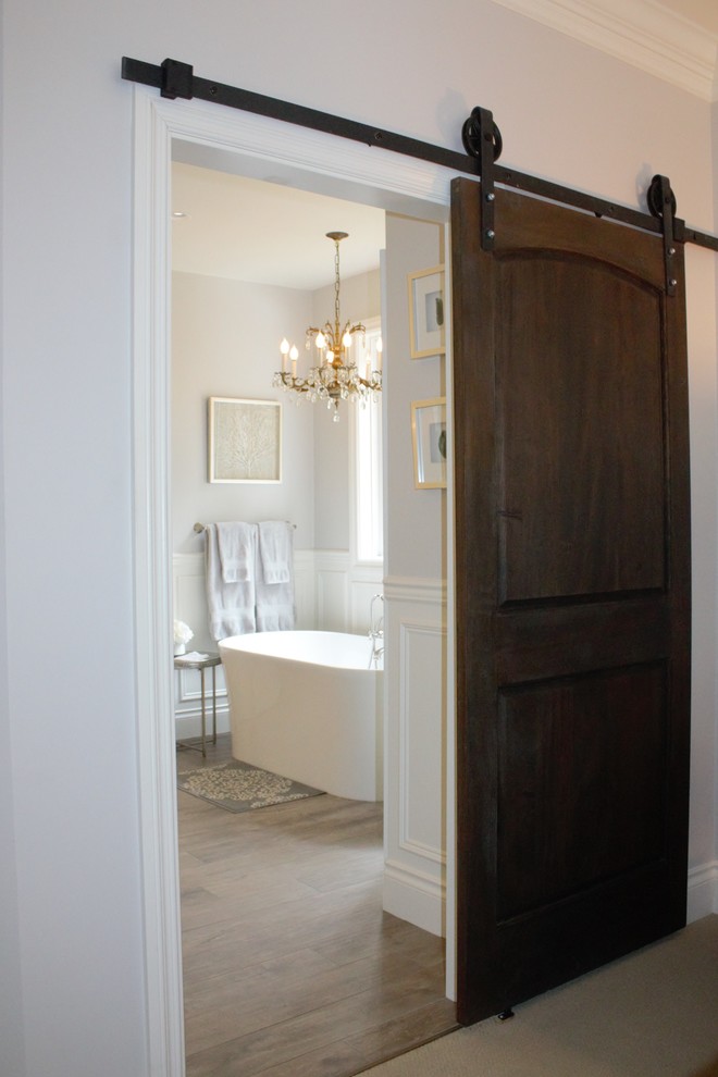 Klassisk inredning av ett stort en-suite badrum, med möbel-liknande, skåp i slitet trä, ett fristående badkar, en hörndusch, en toalettstol med hel cisternkåpa, grå väggar, klinkergolv i porslin, ett undermonterad handfat, bänkskiva i kvarts, brunt golv och dusch med gångjärnsdörr