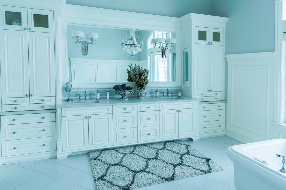 Modelo de cuarto de baño principal tradicional extra grande con armarios estilo shaker, puertas de armario blancas, paredes grises, suelo de baldosas de cerámica, lavabo bajoencimera, encimera de cuarcita y suelo gris