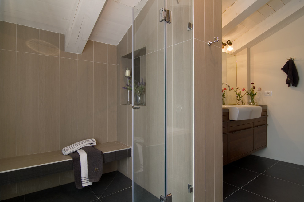 Стильный дизайн: ванная комната в современном стиле с накладной раковиной, плоскими фасадами, темными деревянными фасадами и бежевой плиткой - последний тренд