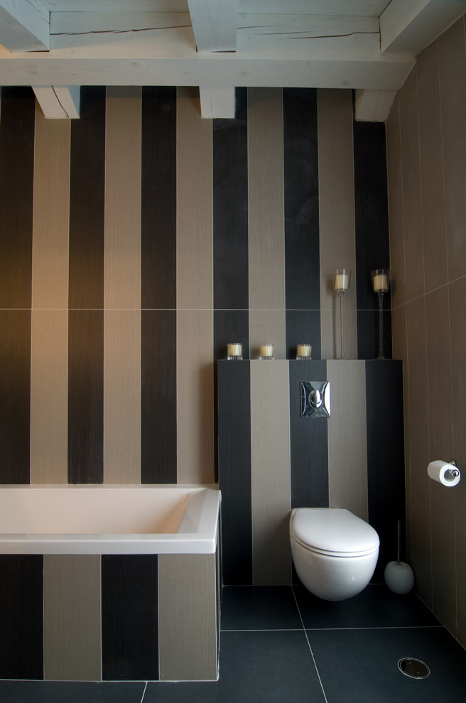 На фото: ванная комната в современном стиле с инсталляцией с