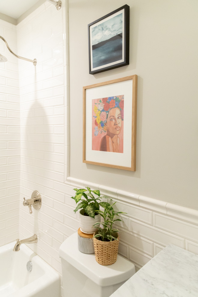 Стильный дизайн: ванная комната в стиле неоклассика (современная классика) с серыми стенами и белым полом - последний тренд