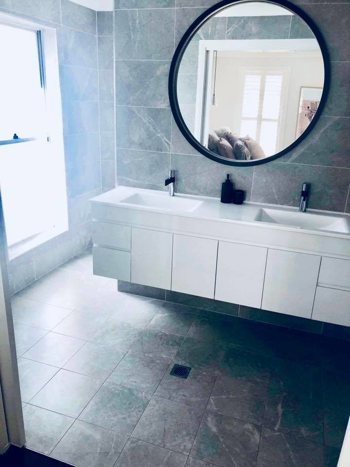 Esempio di una stanza da bagno padronale minimalista di medie dimensioni con piastrelle grigie, piastrelle in ceramica, pavimento con piastrelle in ceramica, top in superficie solida e top bianco