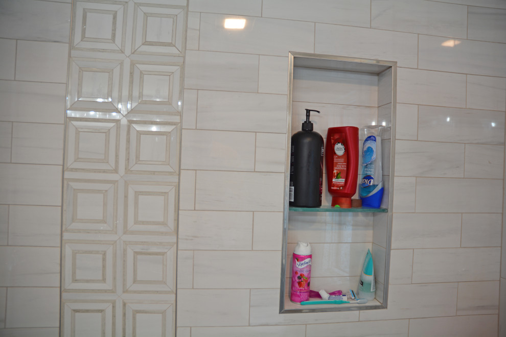 На фото: главная ванная комната среднего размера в стиле неоклассика (современная классика) с фасадами в стиле шейкер, темными деревянными фасадами, душем в нише, раздельным унитазом, серой плиткой, керамогранитной плиткой, белыми стенами, полом из керамогранита, врезной раковиной, столешницей из гранита, серым полом, разноцветной столешницей, нишей, тумбой под одну раковину и встроенной тумбой с