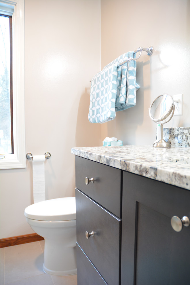 Exempel på ett mellanstort klassiskt flerfärgad flerfärgat en-suite badrum, med skåp i shakerstil, skåp i mörkt trä, en dusch i en alkov, en toalettstol med separat cisternkåpa, grå kakel, porslinskakel, vita väggar, klinkergolv i porslin, ett undermonterad handfat, granitbänkskiva och grått golv