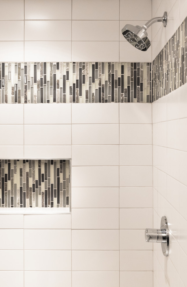 Ispirazione per una stanza da bagno padronale tradizionale di medie dimensioni con doccia alcova, pistrelle in bianco e nero, piastrelle grigie, piastrelle di vetro e pavimento con piastrelle in ceramica